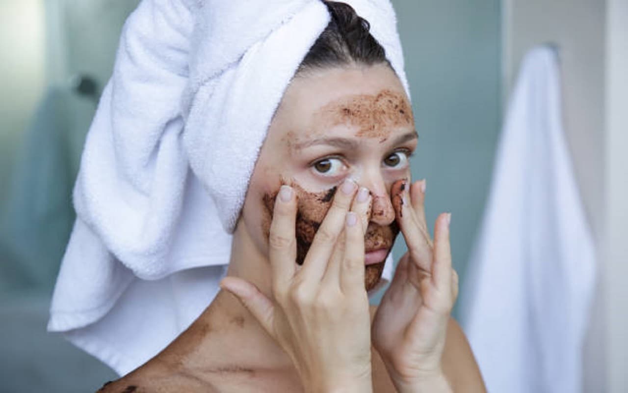 Skin Care Tips: बिना महंगे प्रोडक्ट का इस्तेमाल किए, ग्लोइंग स्किन दिलाएंगे ये स्क्रब