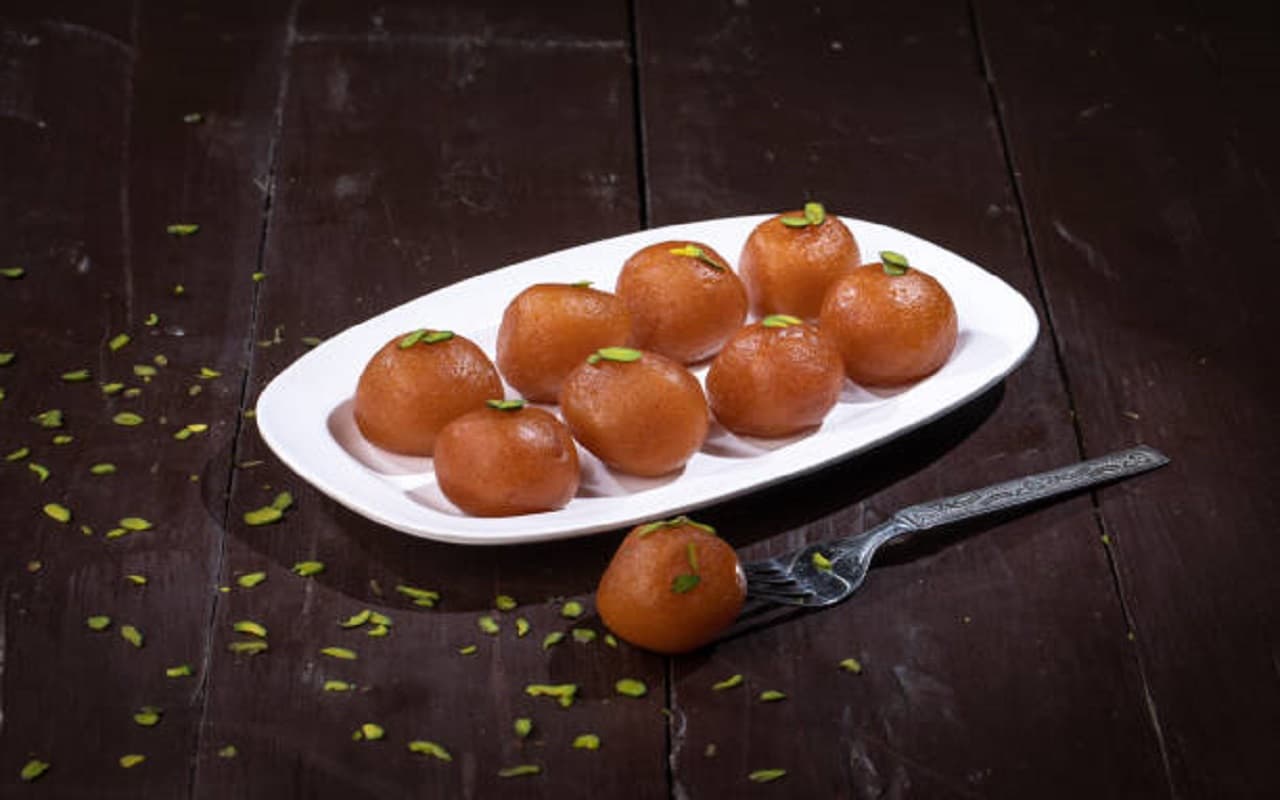 Suji Gulab Jamun: इस विश्वकर्मा पूजा जरूर बनाएं सूजी के गुलाब जामुन, यहां देखें रेसिपी