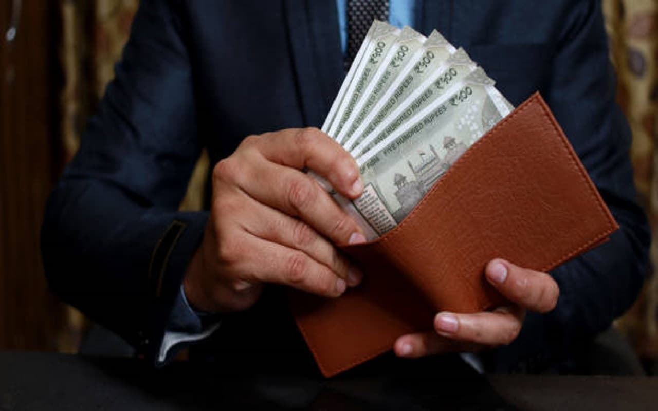 Vastu Tips: धन को आकर्षित करने के लिए अपनाएं जाते हैं, ये वास्तु टिप्स