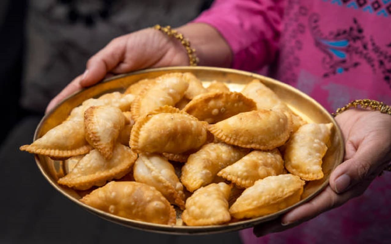 Gujiya Recipe: इस हरतालिका तीज घर पर आसानी से बनाएं गुजिया, यहां देखें रेसिपी