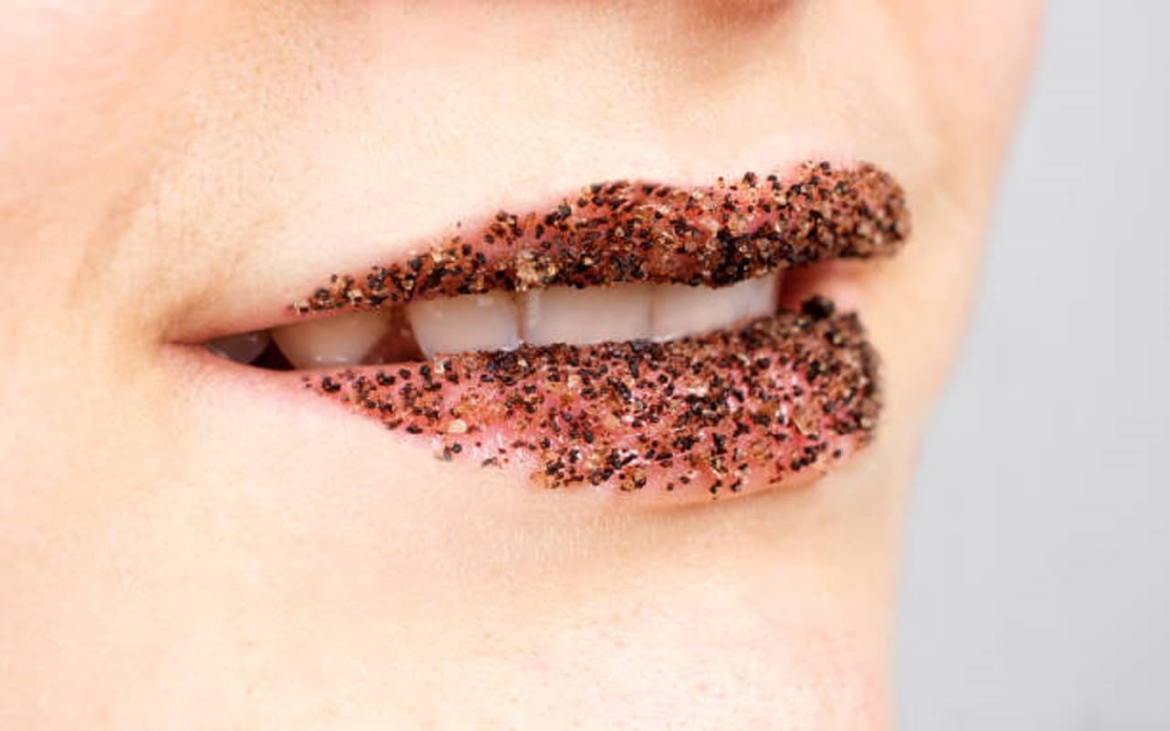 Lip Care Tips: होंठों के रंग को हल्का करेंगे ये घरेलू उपाय