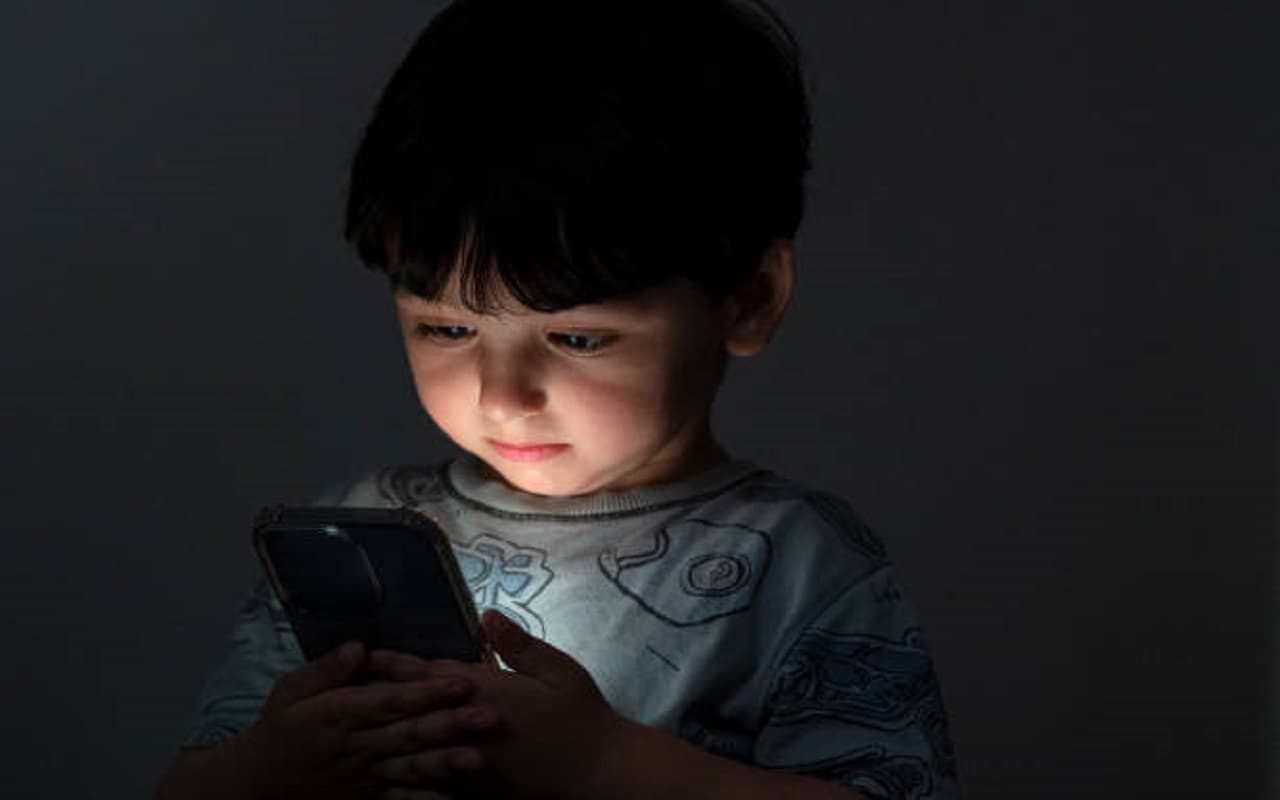 Parenting Tips: इन तरीकों से दूर करें अपने बच्चे की फोन की लत