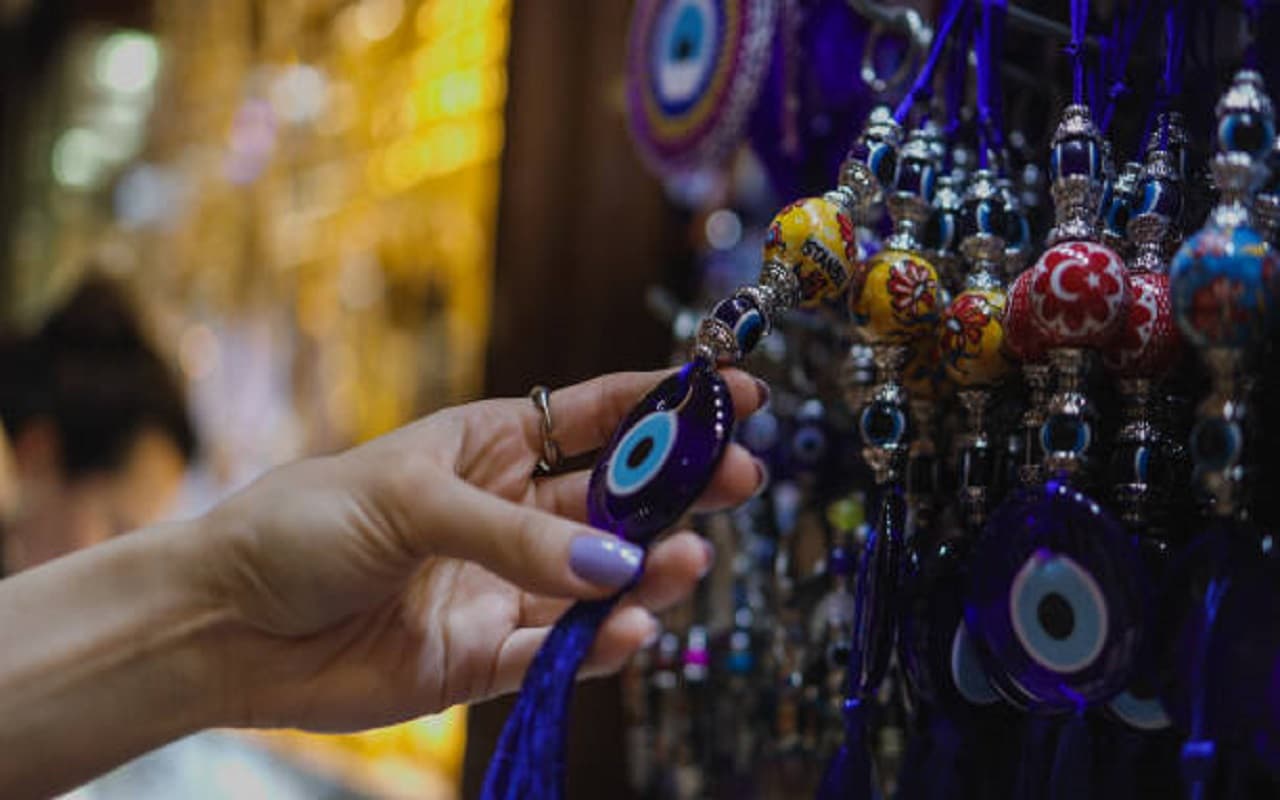 Vastu Tips: आपके घर को बुरी नजर से बचाएंगे ये वास्तु टिप्स