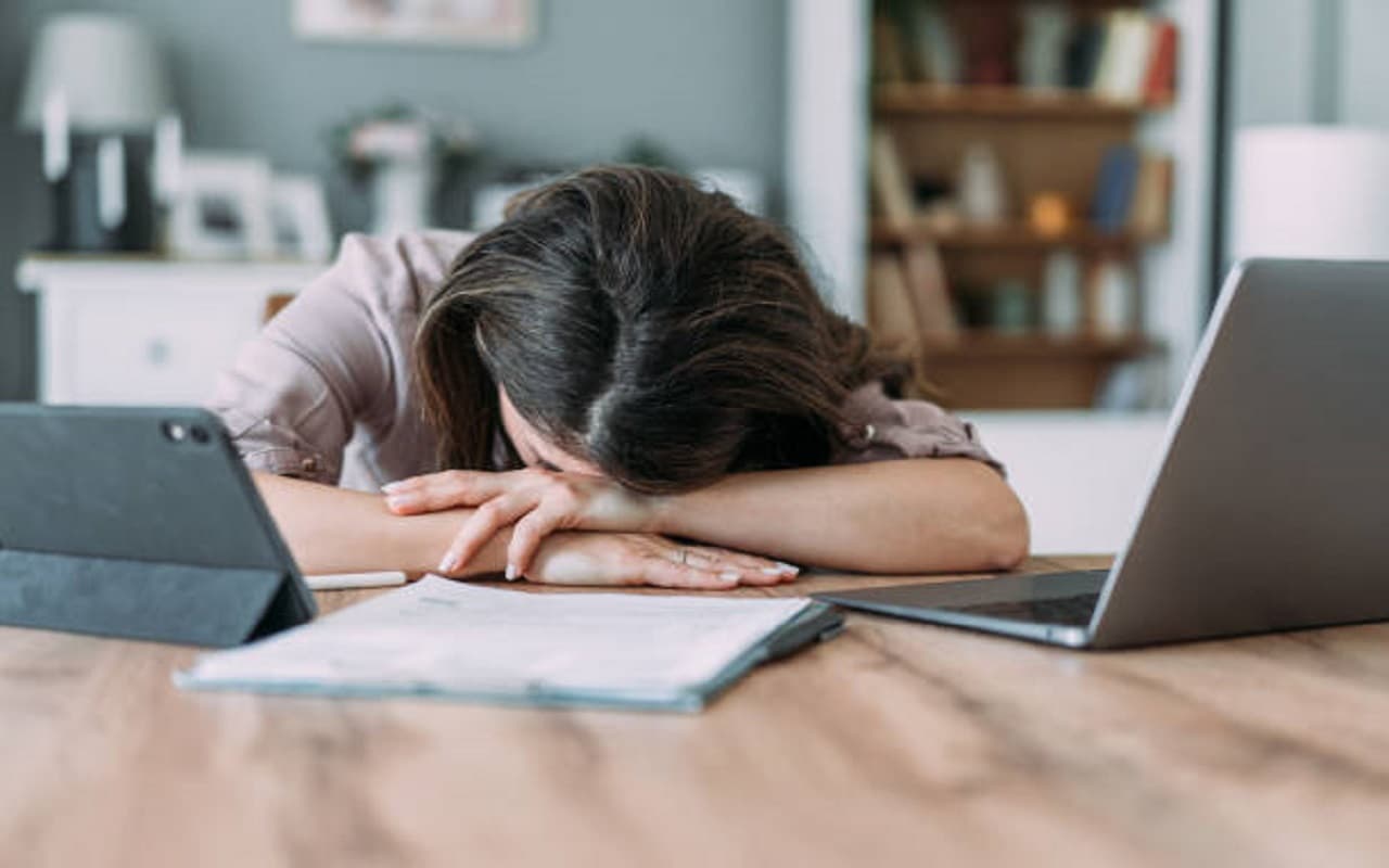 Mental Health: अपनी ओवर थिंकिंग को कम करने के लिए अपनाएं ये प्रभावी तरीके