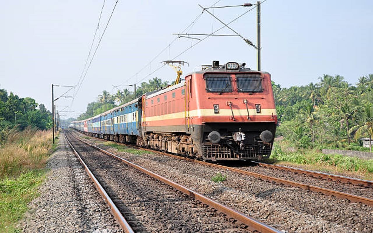 Indian Railways News: यात्रीगण ध्यान दें! रांची से दिल्ली जाने वाली ये एक्सप्रेस ट्रेन हुई रद्द, जानें वजह