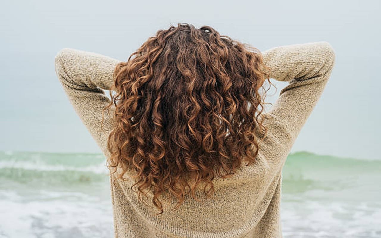 Monsoon Hair Care: बरसात के मौसम में अपने घुंघराले बालों का ऐसे रखें ख्याल