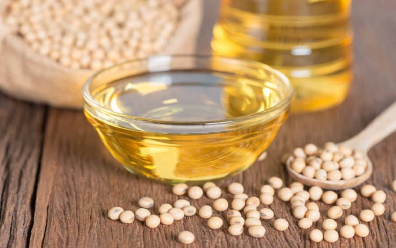 Hair Care Tips: जानें स्वस्थ बाल पाने के लिए सोयाबीन तेल के आश्चर्यजनक फायदे