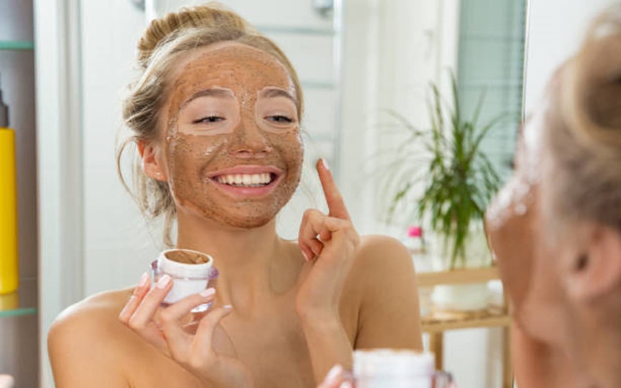 Skin Care Tips: ग्लोइंग स्किन पाने के लिए नहाने से पहले चेहरे पर लगाएं ये चीजें