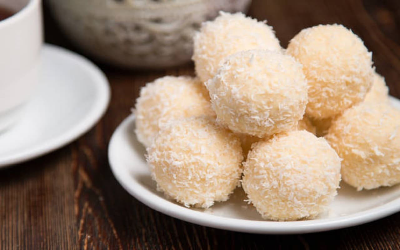 Coconut Laddu Recipe: विश्वकर्मा पूजा पर जरूर बनाएं स्वादिष्ट नारियल के लड्डू, यहां देखें रेसिपी