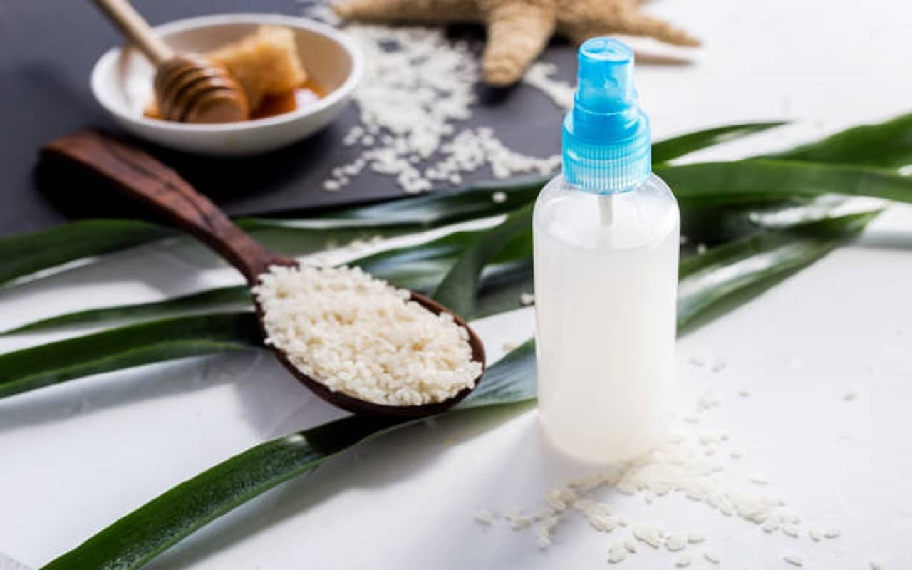 Hair Care Tips: जानें बालों के लिए चावल के पानी के आश्चर्यजनक फायदे और कैसे करें इस्तेमाल