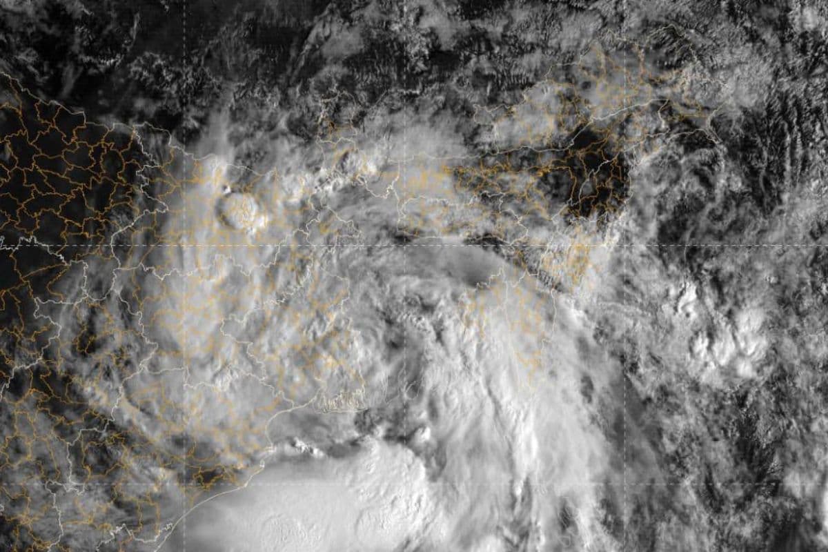 Jharkhand Weather Forecast: लो प्रेशर एरिया में बदलेगा साइक्लोन, मौसम विभाग ने जारी किया भारी बारिश का येलो अलर्ट
