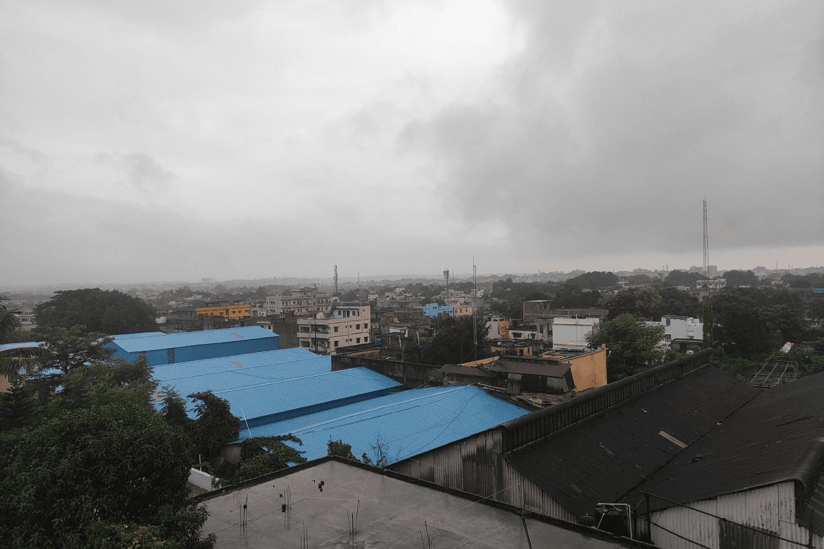 Jharkhand Weather: रांची में हुई रिमझिम बारिश, काले बादलों से घिरा रहा आसमान