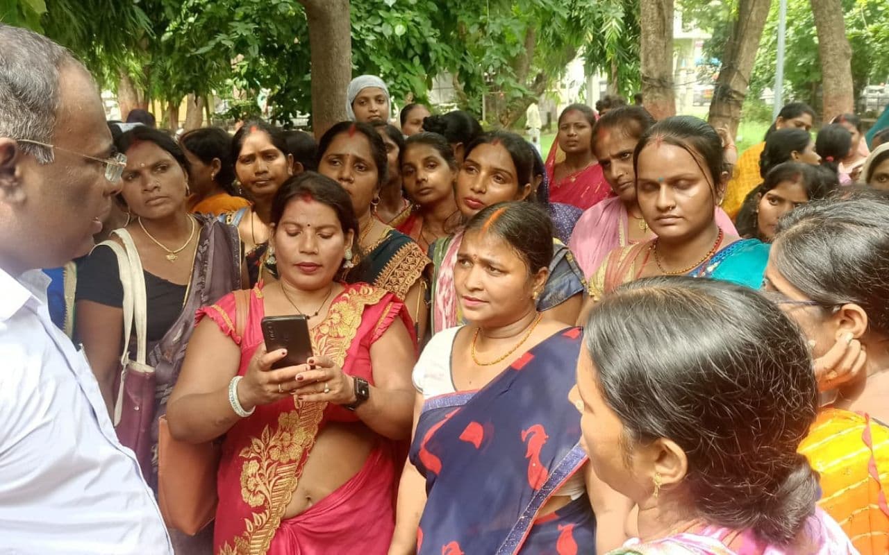 Jeevika Didi Protest: मानदेय नहीं बढ़ा तो गिरा देंगे सरकार … जीविका दीदियों ने कलेक्ट्रेट में किया जोरदार प्रदर्शन