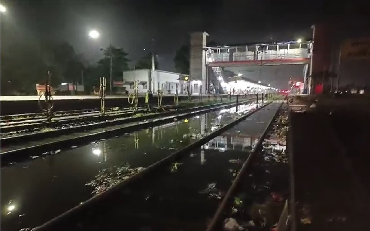 Bihar Train News: जोगबनी-कटिहार के बीच रेल सेवा ठप, पटरी पर पानी चढ़ने के बाद अब यहां से चलेंगी ट्रेनें...