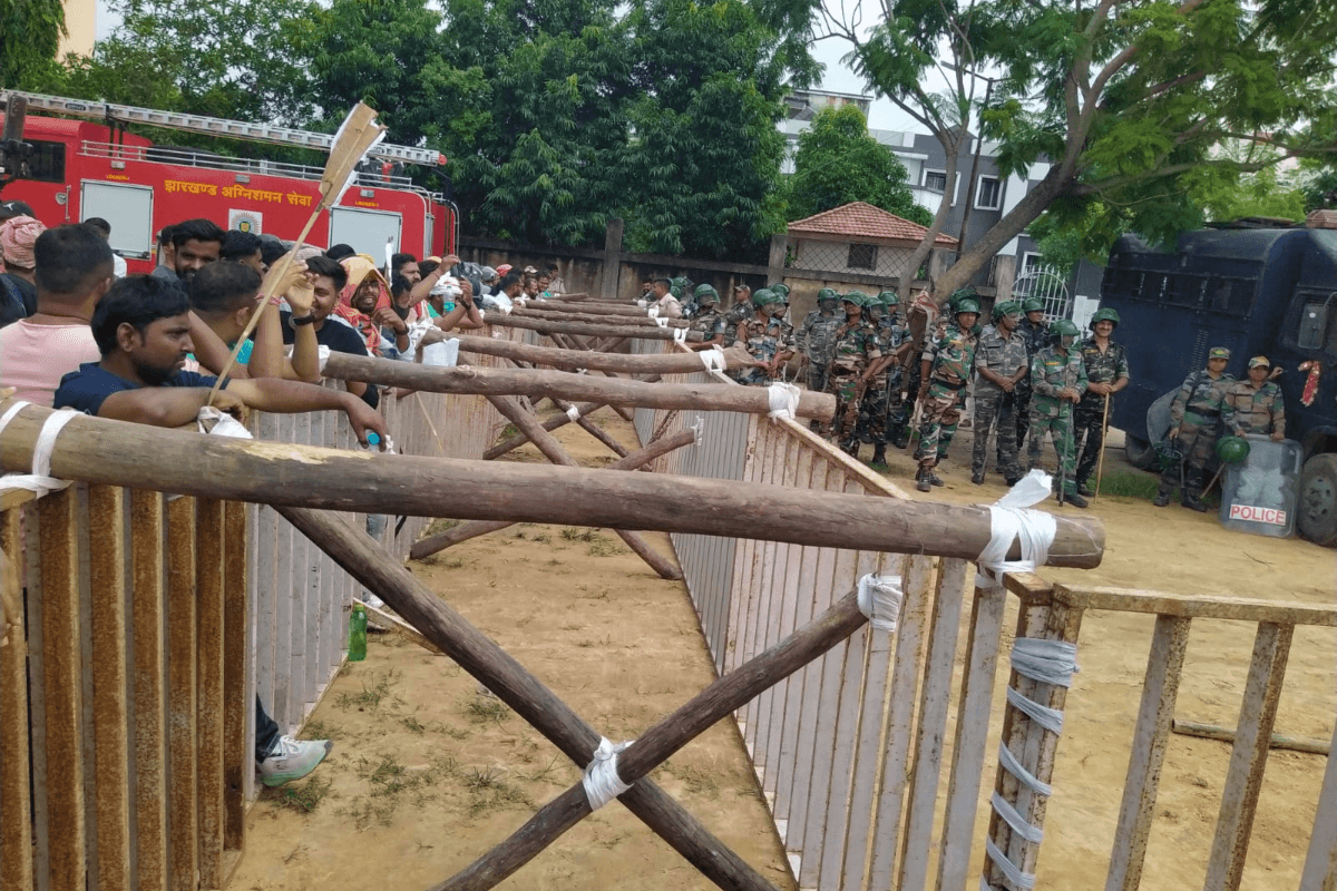 JSSC Paper Leak: परीक्षा रद्द करने की मांग लेकर सैंकड़ो की संख्या में अभ्यार्थी पहुंचे जेएसएससी कार्यालय, भारी पुलिस बल तैनात