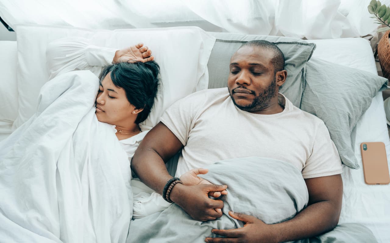 Snoring: पार्टनर के खर्राटों ने छीन ली रात की नींद? इस तरह परेशानी से पाएं छुटकारा