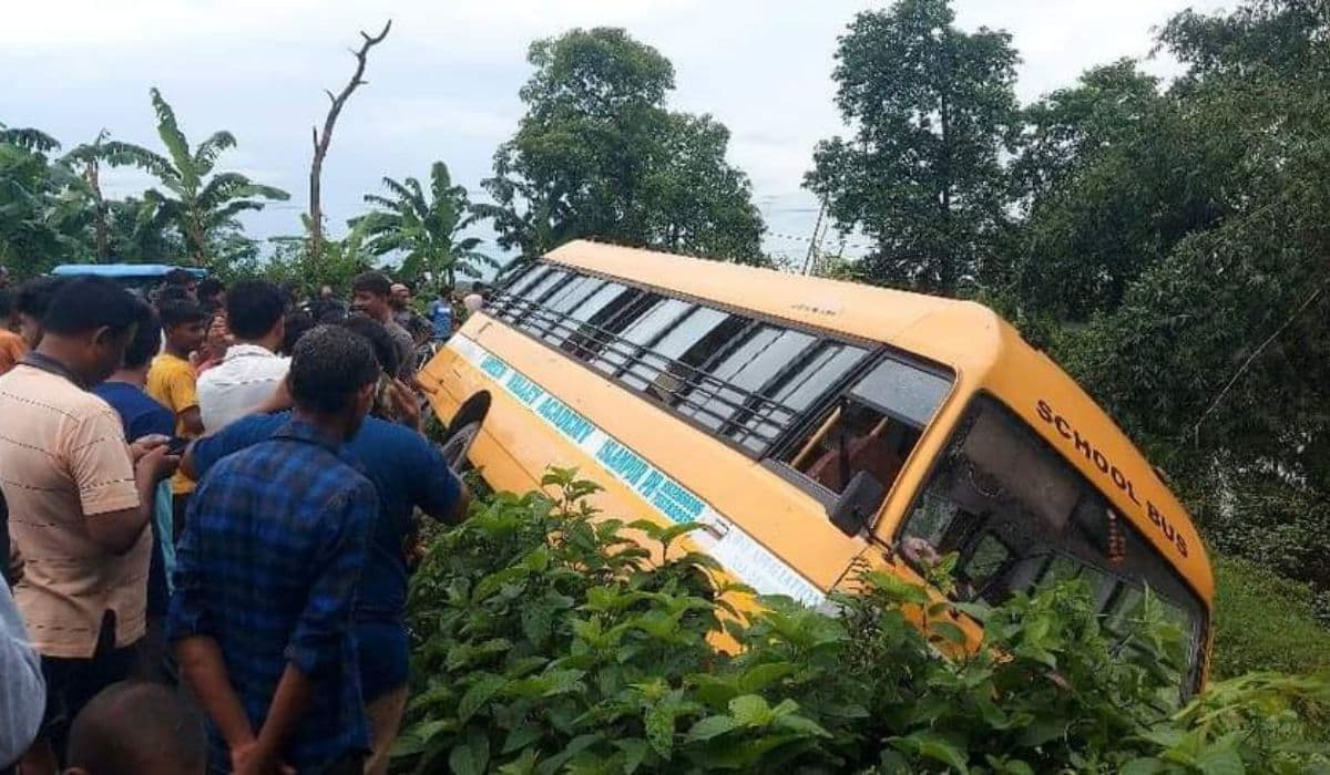 Bihar News: किशनगंज में बच्चों से भरी स्कूल बस अनियंत्रित होकर पलटी, हादसे में कई बच्चों को आई चोट