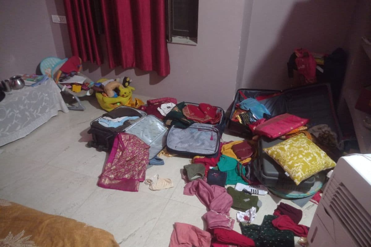 Jharkhand Crime: कमरे में सो रहे थे ससुर, बहू को बंधक बनाकर दिनदहाड़े लूट लिए लाखों के गहने