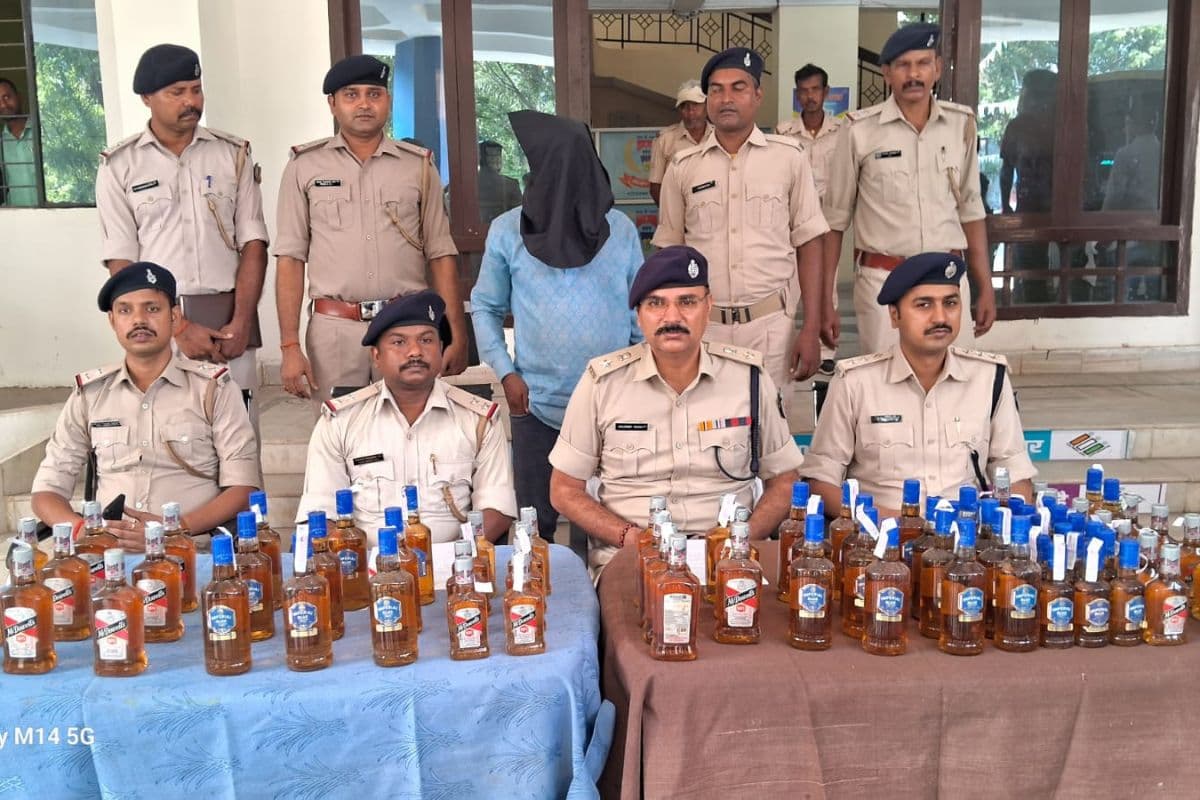 Jharkhand News: कोडरमा में नकली अंग्रेजी शराब की मिनी फैक्ट्री का खुलासा, तस्कर अरेस्ट