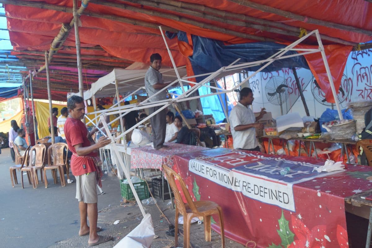 कोलकाता में जूनियर डॉक्टरों का आंदोलन : किसने किसके कहने पर तोड़ा गया मंच, हटाए गए बायो टॉयलेट?