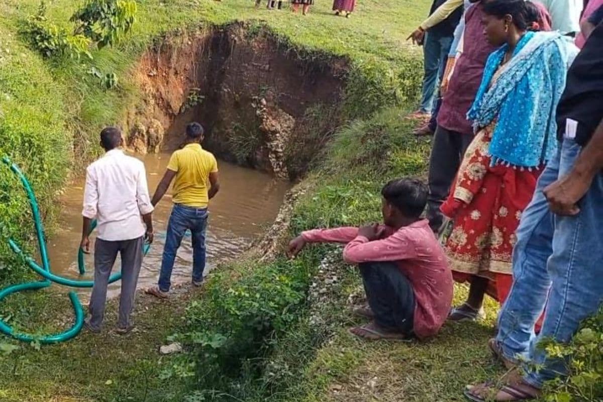 Jharkhand News: लातेहार में पानीभरे गड्ढे में डूबने से तीन बच्चों की मौत, पसरा मातम