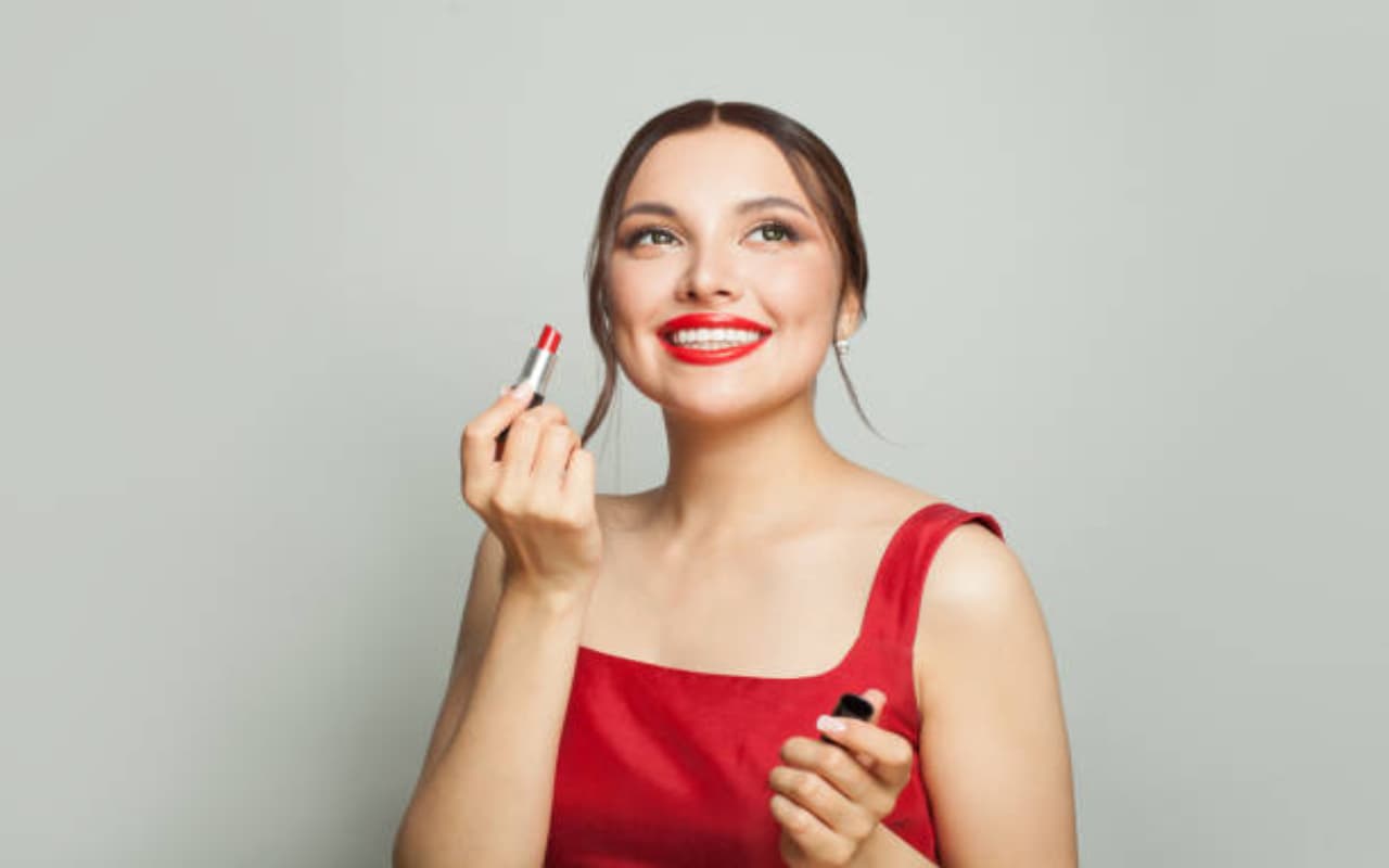Beauty Tips: रोजाना करती हैं लिपस्टिक का इस्तेमाल? पहले जान लें होंठों को होने वाले नुकसान