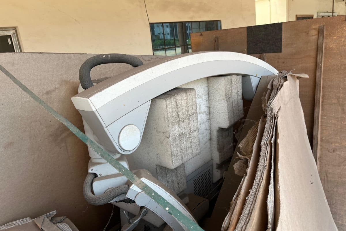 SNMMCH Dhanbad: सुपर स्पेशियलिटी हॉस्पिटल की बिल्डिंग तैयार, धूल फांक रही लाखों की विदेशी माइक्रोसर्जरी मशीन