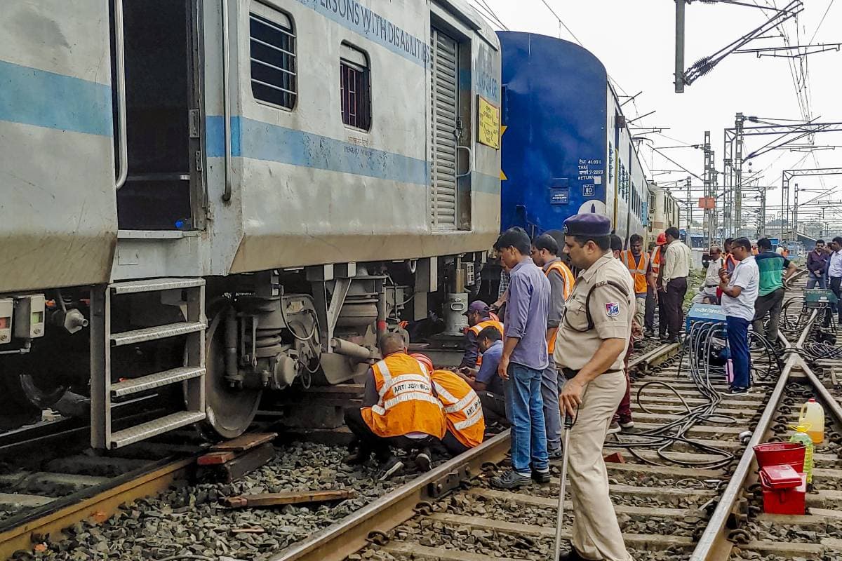Train Accident : इंदौर-जबलपुर एक्सप्रेस के दो डिब्बे पटरी से उतरे, वीडियो आया सामने