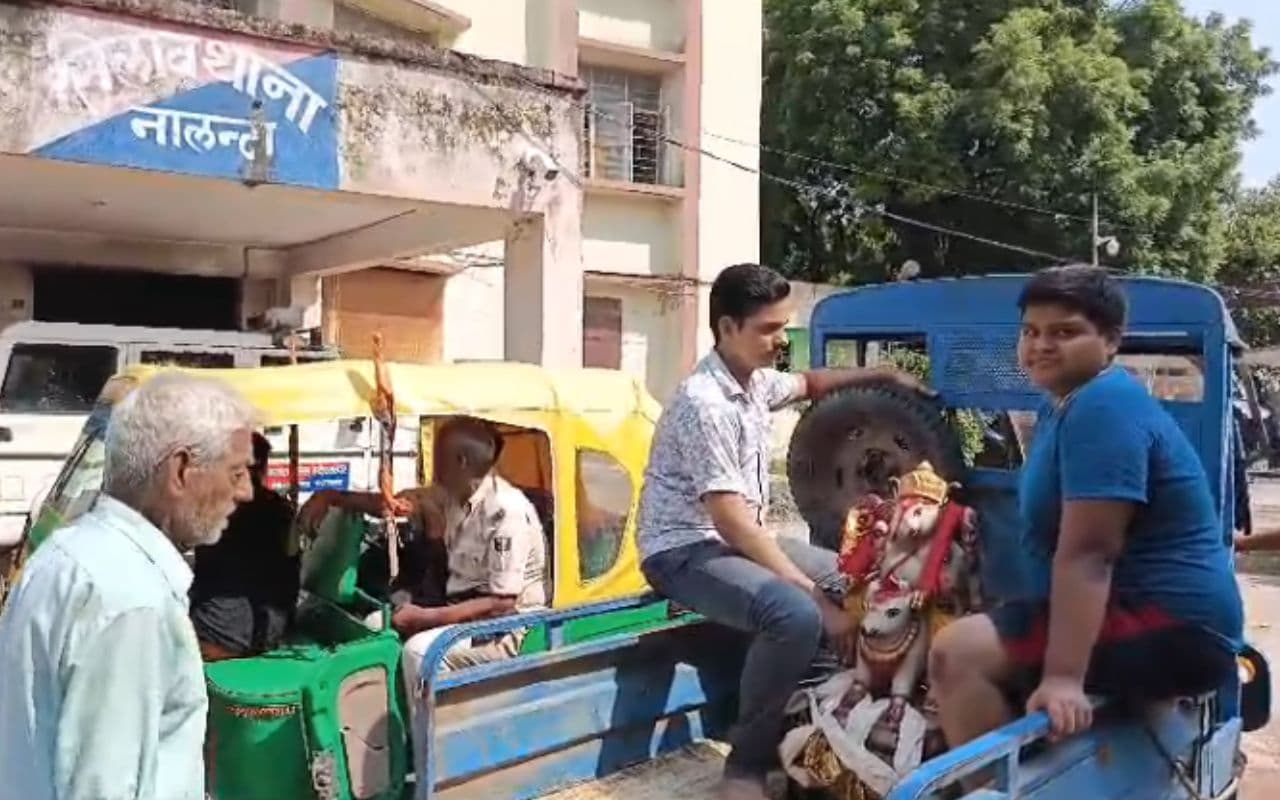 Ganesh Chaturthi: बिहार के इस शहर में 10 दिनों के लिए थाने से निकलते हैं गणपति, 100 साल पुरानी है परंपरा