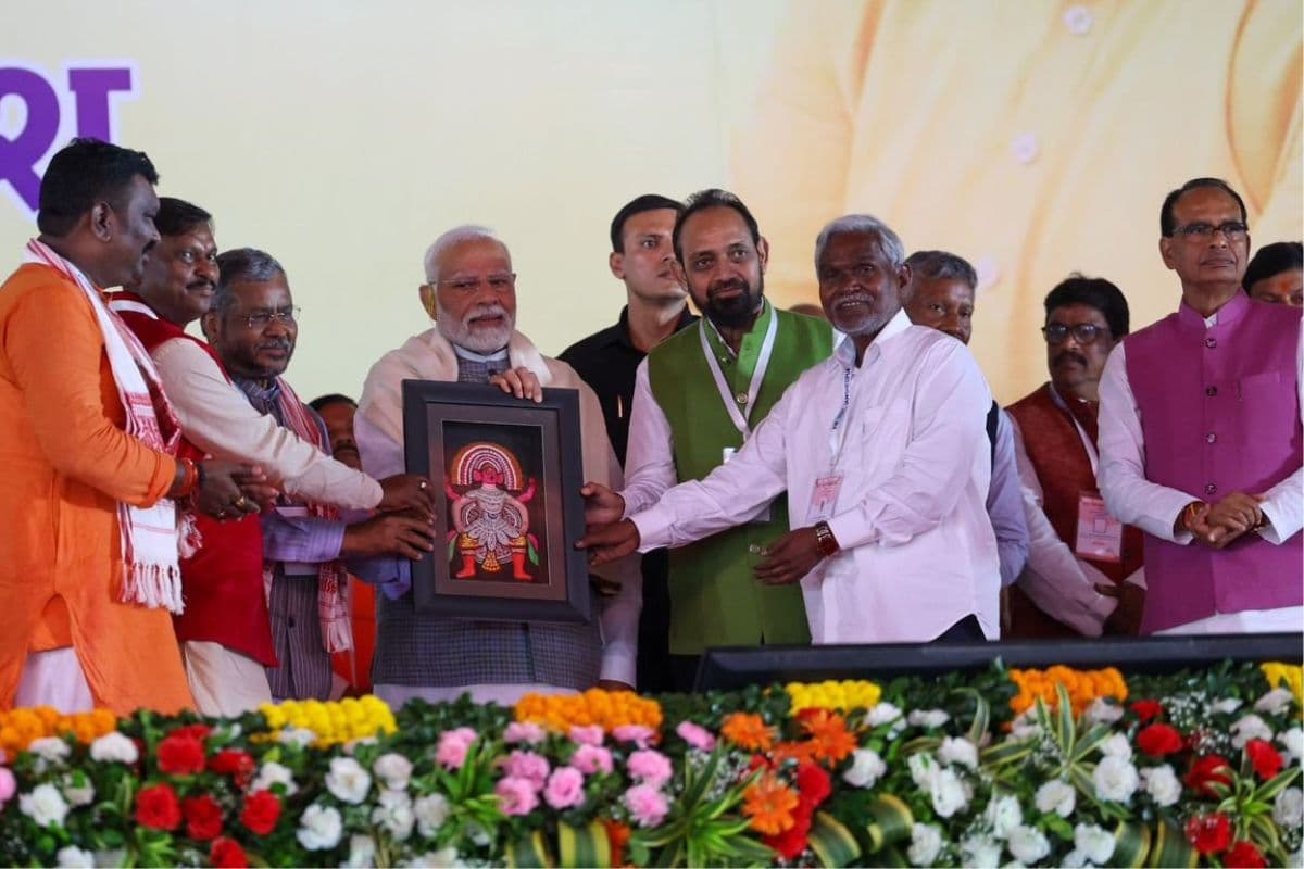 पीएम मोदी जमशेदपुर में विपक्ष पर जमकर बरसे, JMM, Congress और RJD को बताया झारखंड का दुश्मन