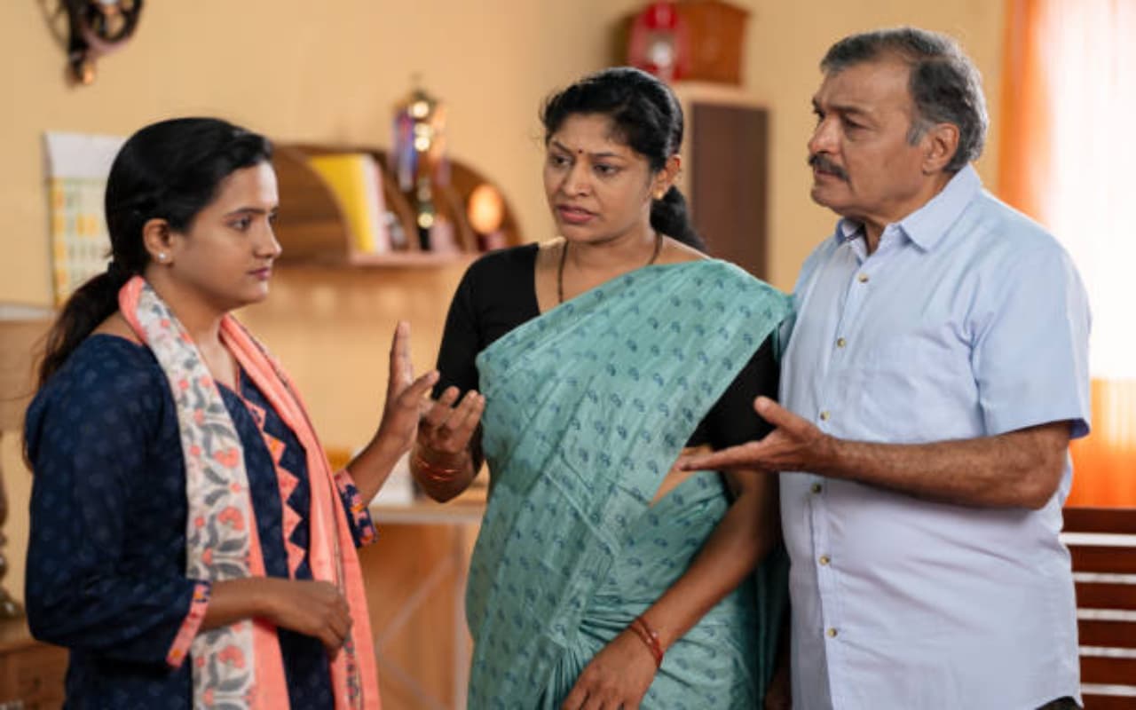 Relationship Tips: दिनभर लड़ाई करने को तैयार रहते हैं पड़ोसी? जानें मामला सुलझाने का तरीका