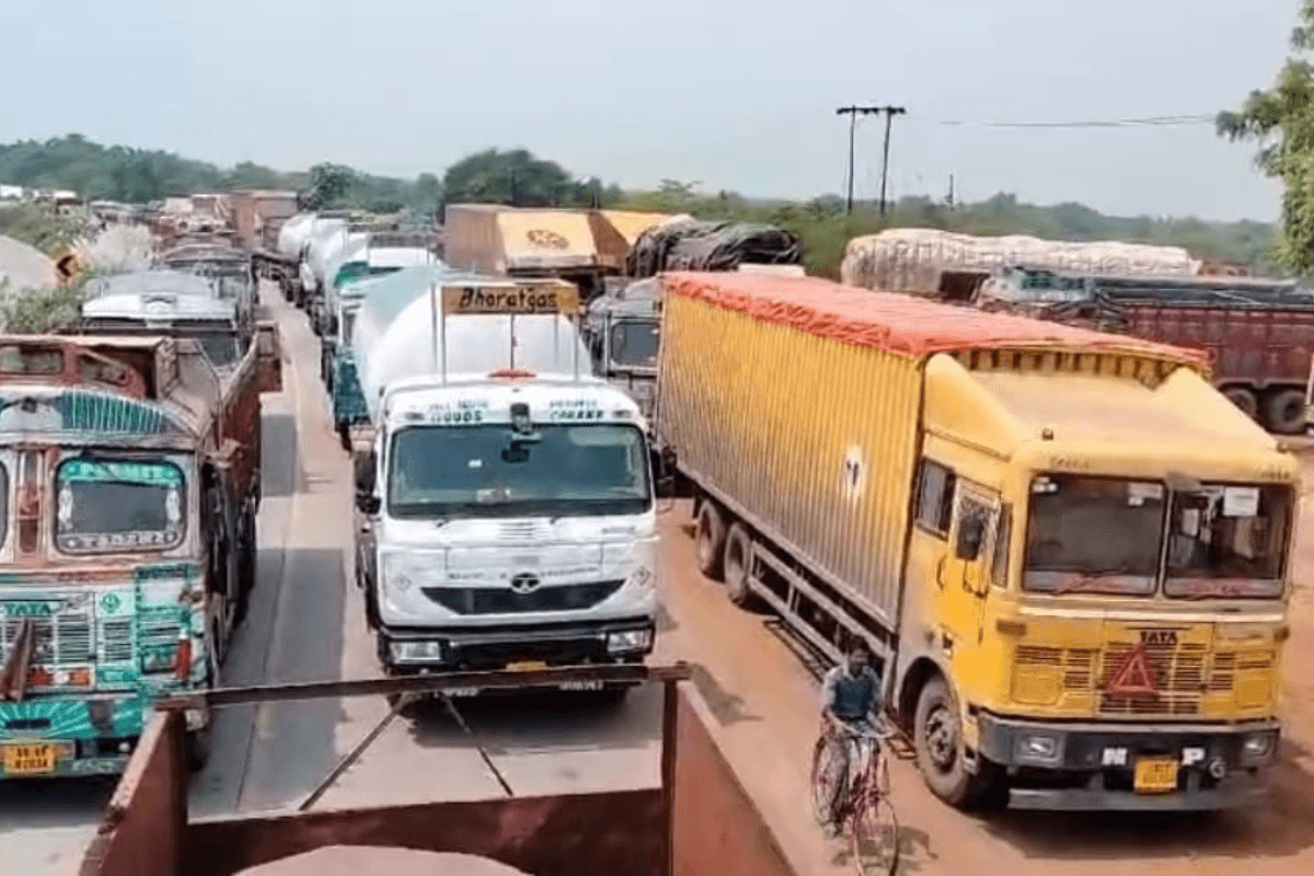 झारखंड के डैमों से पानी छोड़ने से बंगाल के कई गांवों में बाढ़, बॉर्डर पर वाहनों की लगी लंबी कतार