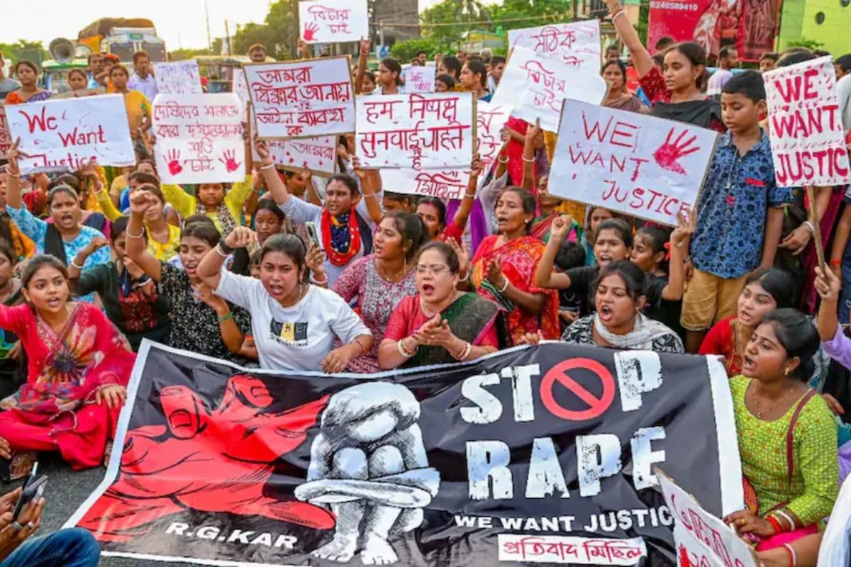 Crime News: 7 साल की बच्ची का यौन शोषण, रणक्षेत्र बना मध्यमग्राम, लाठीचार्ज, आंसू गैस के गोले दागे