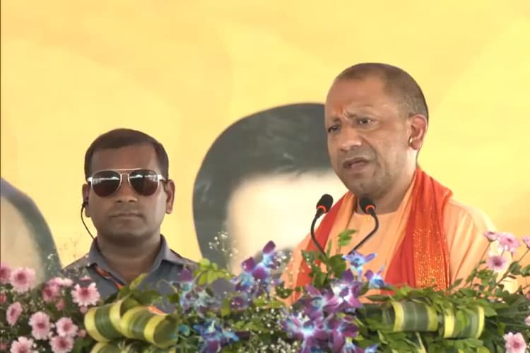 J&K Elections: योगी का राहुल गांधी पर हमला, पूछा क्या NC के अलग झंडा की मांग का करते हैं समर्थन?