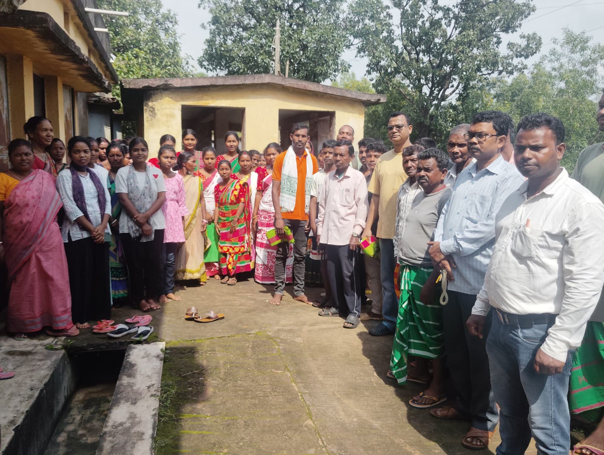 Jamshedpur News : рдзреЛрдмрдиреА рдЧрд╛рдВрд╡ рдХреЗ рдЖрджрд┐рд╡рд╛рд╕реА рдпреБрд╡рд╛ рд╡ рдЧреНрд░рд╛рдореАрдгреЛрдВ рдХреЗ рд╕рд╛рде рдорд┐рд▓рдХрд░ рдЪрд▓рд╛рддреЗ рд╣реИрдВ рдкреБрд╕реНрддрдХрд╛рд▓рдп, рдмрдЪреНрдЪреЛрдВ рдХреЛ рдирд┐:рд╢реБрд▓реНрдХ рдХрд░рд╛рддреЗ рд╣реИрдВ рдкрдврд╝рд╛рдИ