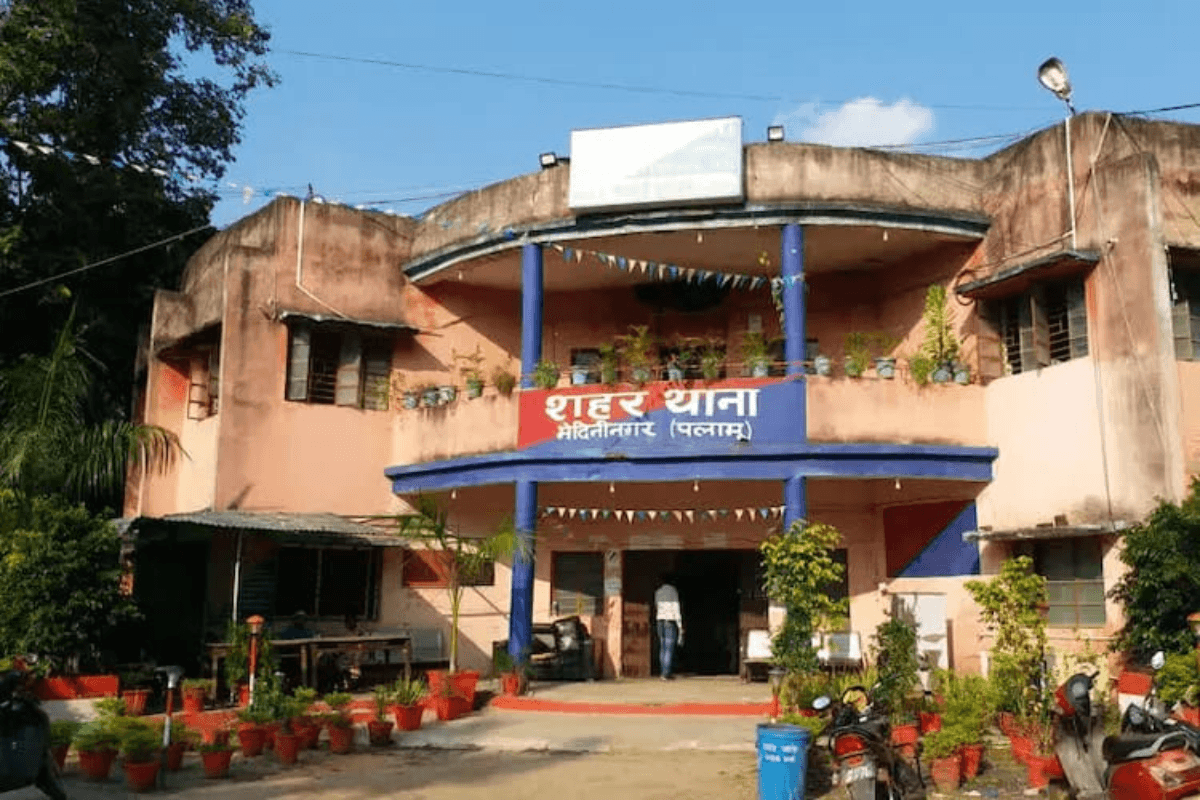 Palamu News: पलामू में धारदार हथियार से महिला की हत्या, परिजनों ने पति पर लगाया आरोप