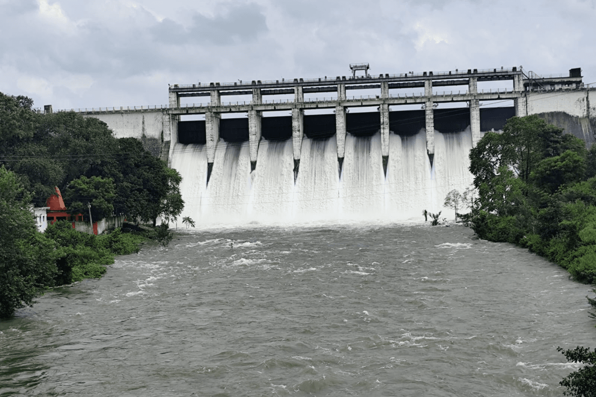 Jharkhand Flood News: भारी बारिश के बाद पतरातू डैम के खोले गए आठों फाटक, घरों और दुकानों में घुसा पानी