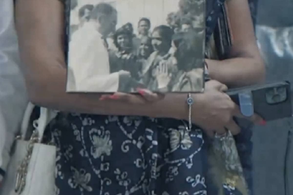 Rahul Gandhi in US : राजीव गांधी की तस्वीर के साथ राहुल का स्वागत करने एयरपार्ट पहुंची महिला