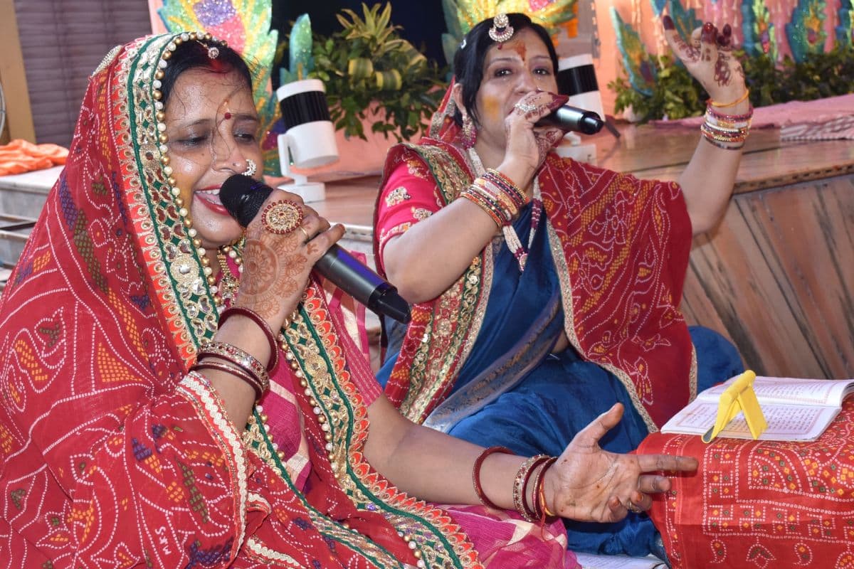 नाचो गाओ खुशी मनाओ झूमो रे सब आज, मां आई घर आपने सब मंगल गाओ रे…