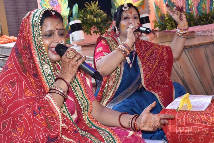 नाचो गाओ खुशी मनाओ झूमो रे सब आज, मां आई घर आपने सब मंगल गाओ रे…