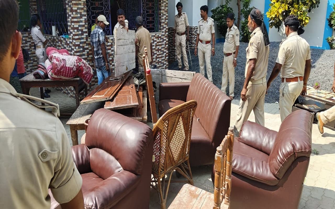 Bihar News: पूर्णिया में RJD प्रदेश उपाध्यक्ष बीमा भारती के घर की हुई कुर्की, सामान उठाकर ले गयी पुलिस