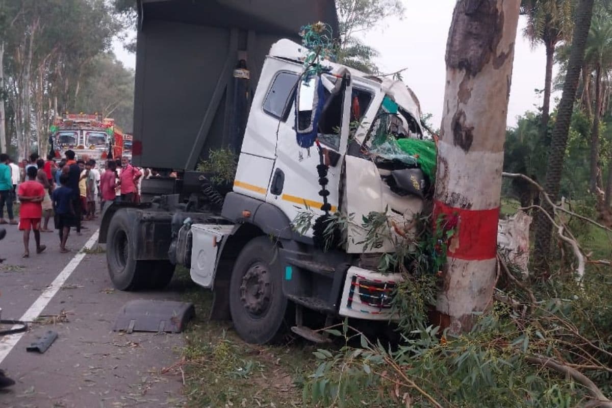 Road Accident: दुमका में तीन युवतियों को हाइवा ने कुचला, दो की मौत, नौ घंटे सड़क जाम