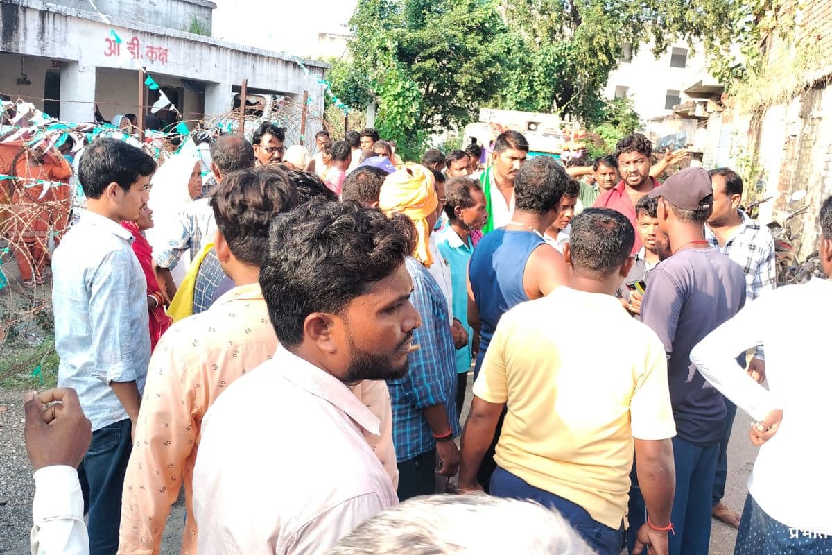 सड़क हादसे के बाद जुटे स्थानीय लोग सड़क हादसे के बाद जुटे स्थानीय लोग