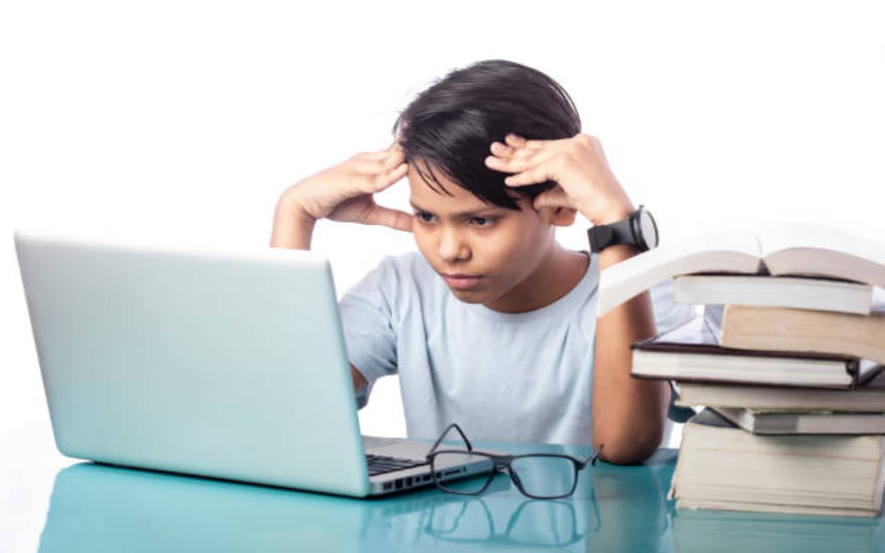 Parenting Tips: आपके बच्चे की ये आदतें उसके दिमाग को बनाती है कमजोर, दूसरों से रह जाता है पीछे Parenting Tips: आपके बच्चे की ये आदतें उसके दिमाग को बनाती है कमजोर, दूसरों से रह जाता है पीछे