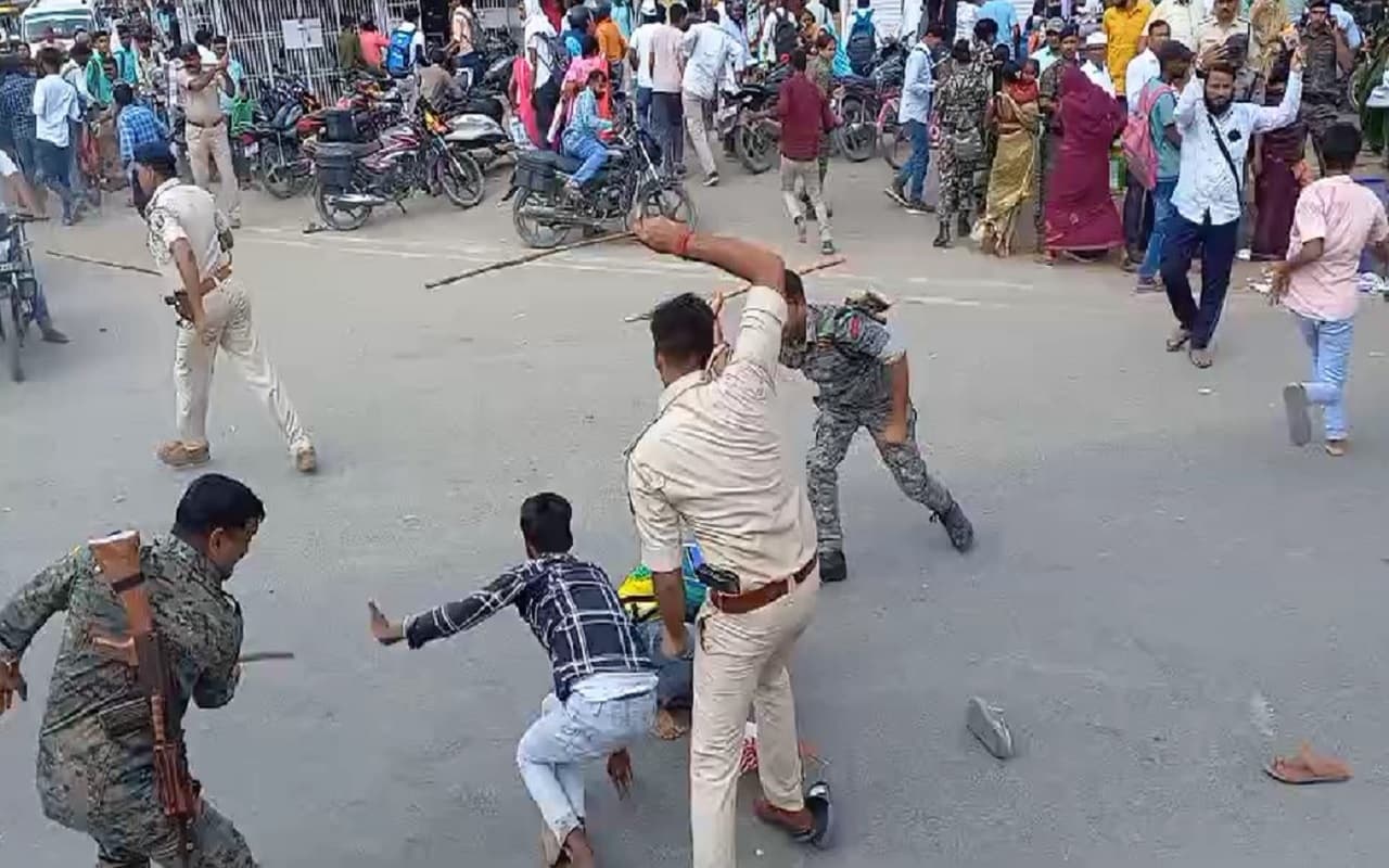 Bihar News: समस्तीपुर में पुलिस के खिलाफ प्रदर्शन व सड़क जाम, लाठीचार्ज करने की आयी नौबत