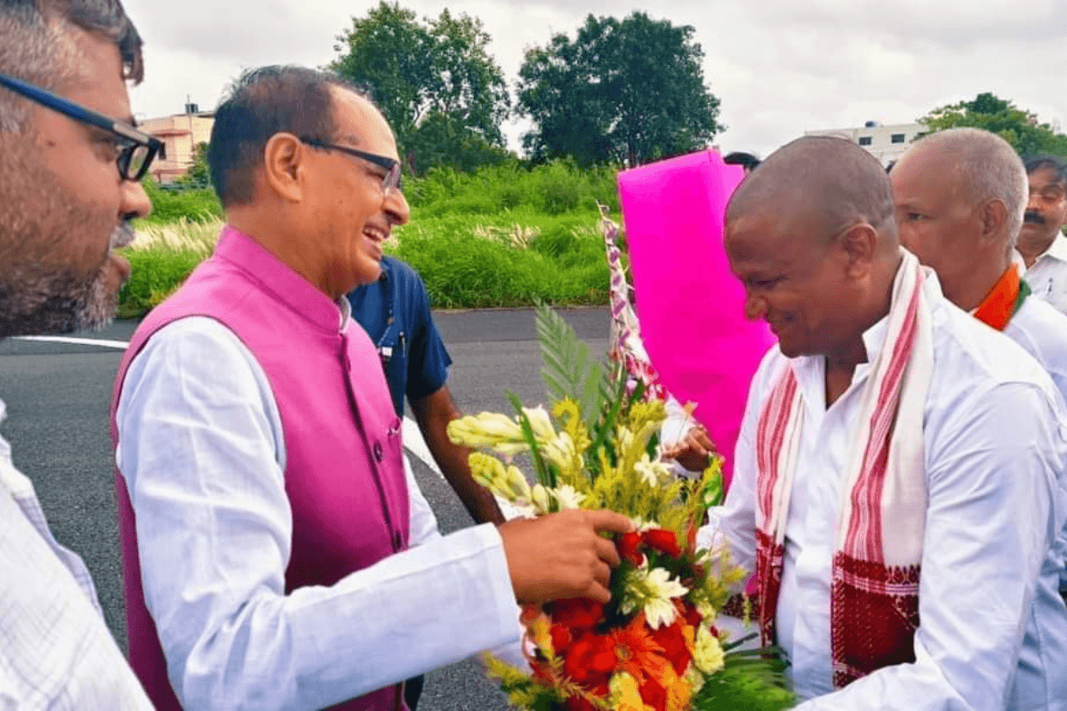 Dhanbad News: शिवराज सिंह चौहान अचानक पहुंचे धनबाद, विधानसभा चुनाव से पहले की संघ नेताओं से की मुलाकात