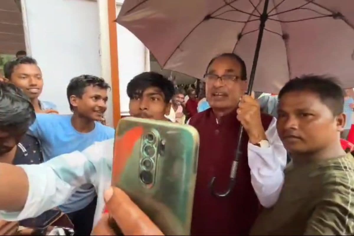 VIDEO: भारी बारिश के बीच बीजेपी का परिवर्तन रथ रवाना, कार्यकर्ताओं से ऐसे मिले शिवराज सिंह चौहान
