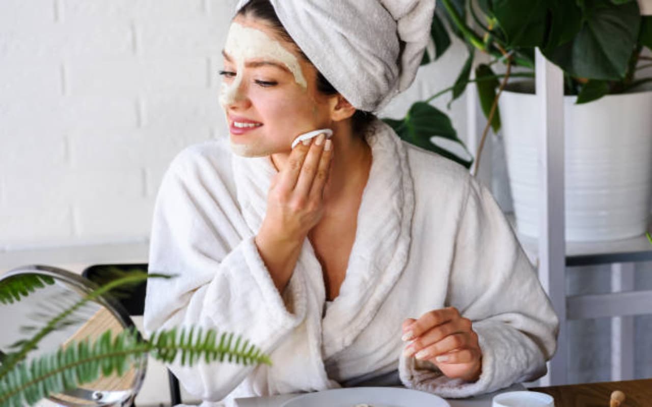 Beauty Tips: बेदाग खूबसूरती की रखते हैं चाहत? सोने से पहले चेहरे पर लगाएं ये चीजें