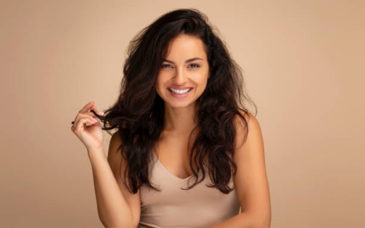 Hair Care Tips: झड़ते हुए बालों को अब कहें गुडबाय, घर पर तैयार करें रोजमेरी हेयर ऑइल मास्क