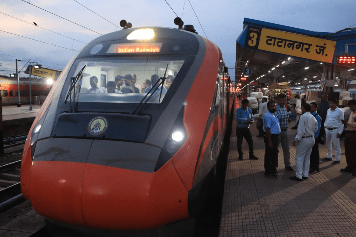 Tata Vande Bharat Train: टाटा से बरहमपुर वंदे भारत का हुआ ट्रायल रन, पटरियों पर सरपट दौड़ी ट्रेन